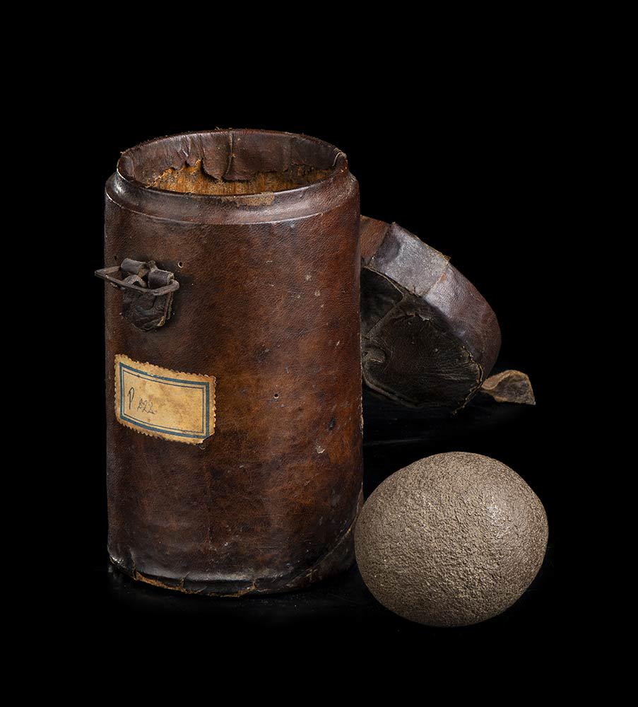 BEZOAR WITH CASE: Ancient camel bezoar rarely kept inside its original case. XVII Century. Bezoar dimensions: 7 cm, case size: 18 cm.