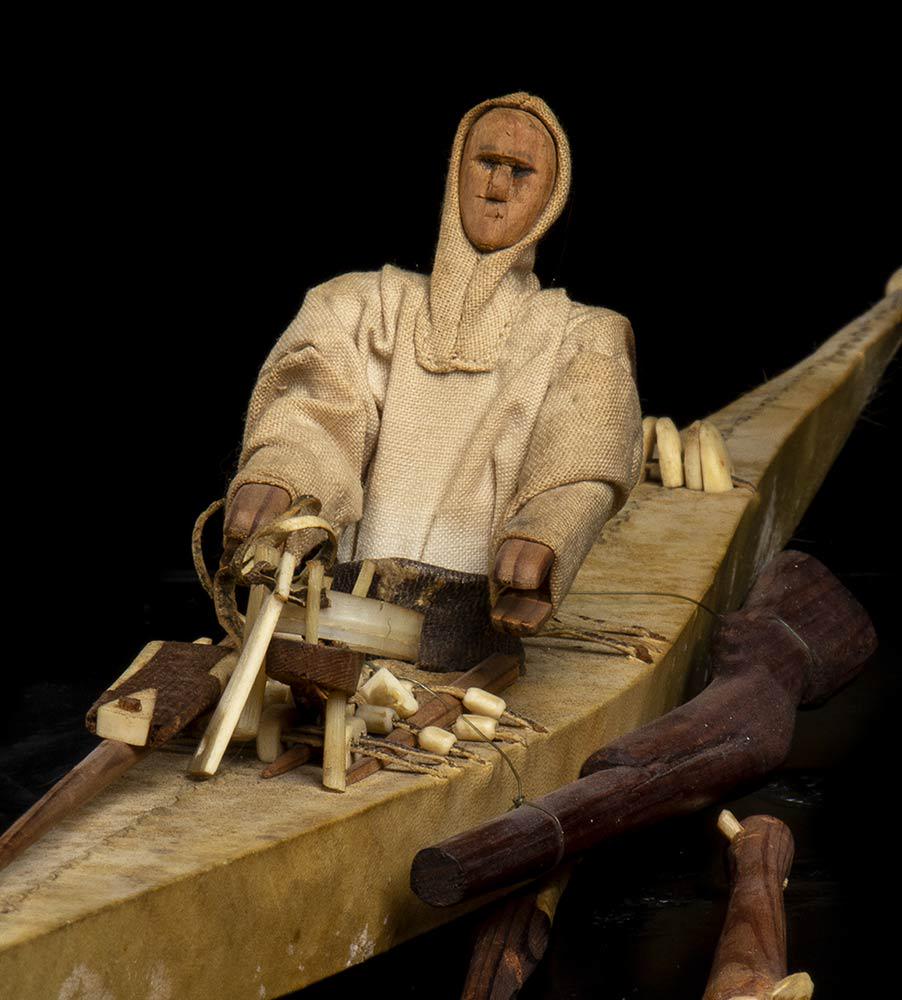 CANOE INUIT: Model of Inuit canoe expertly made with native woods and fabrics of the place of origin. First half of the 20th century. Length 60 cm.