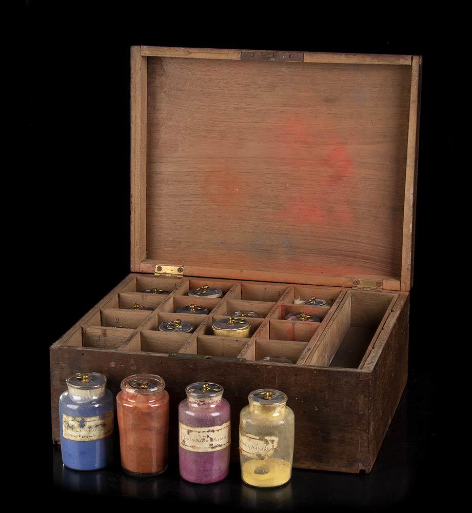 PAINTER'S BOX WITH GLASS CONTAINERS FOR COLORS (1 of 2)