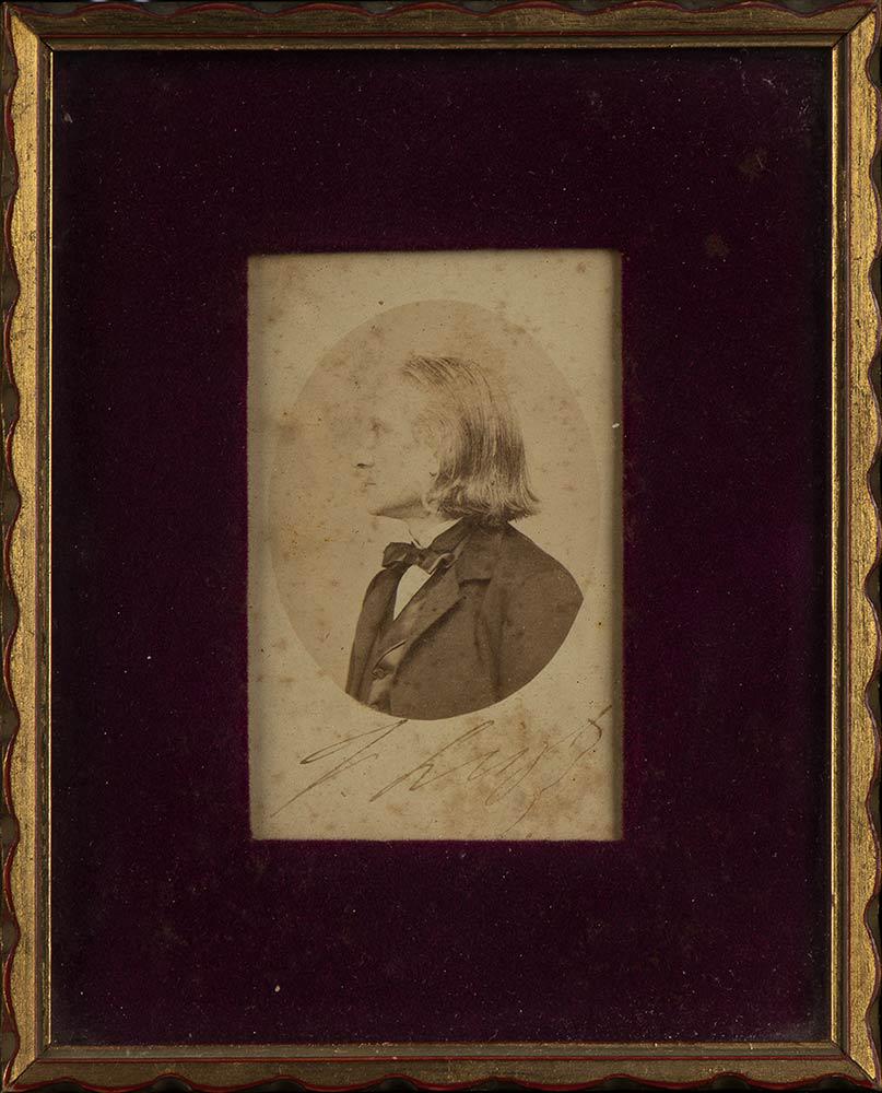 PHOTO OF FRANZ LISZT WITH AUTOGRAPH: Framed photo depicting Franz Liszt complete with autograph. Size: 16cm x 12cm.