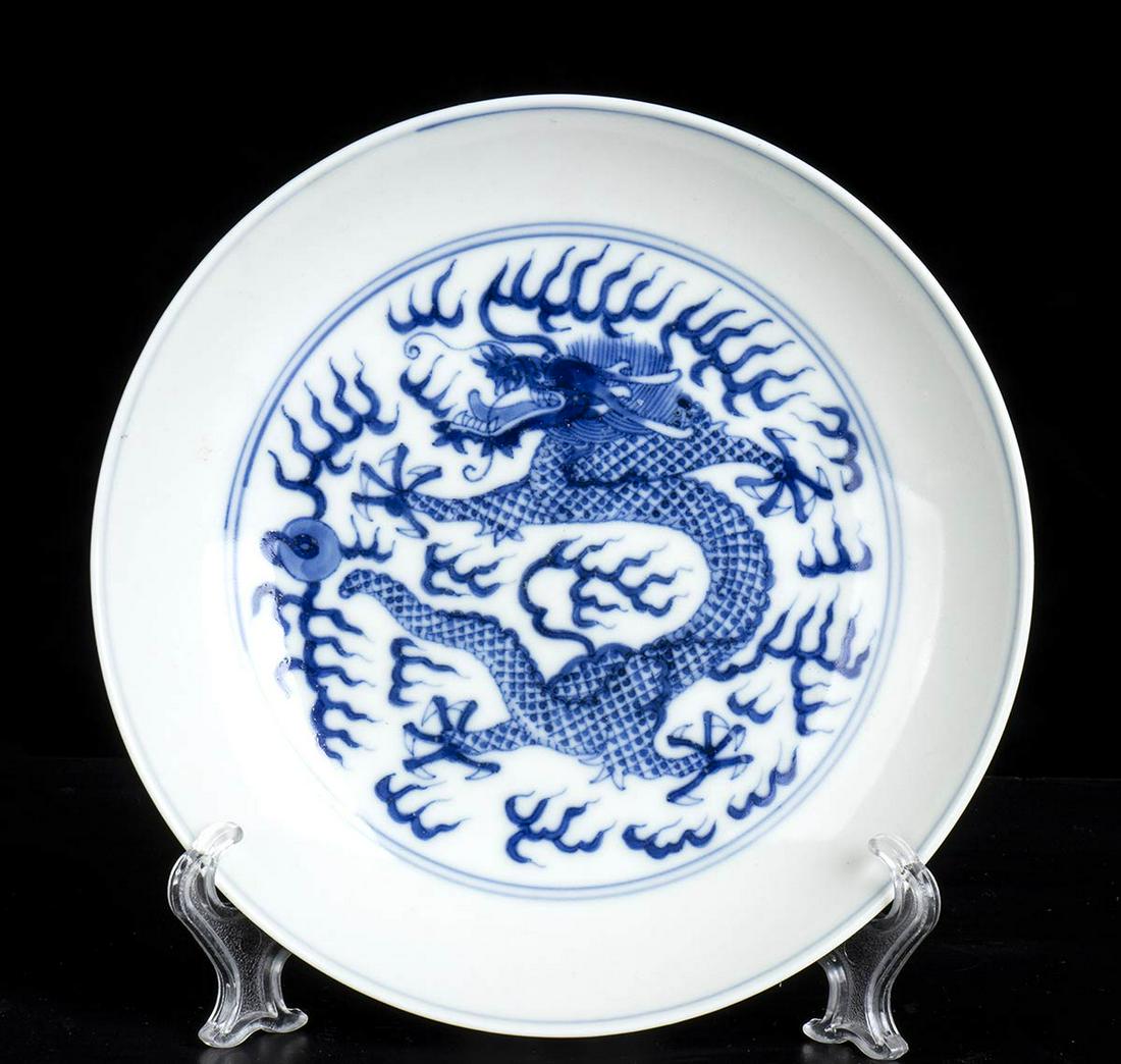 A â€˜BLUE AND WHITE' PORCELAIN â€˜DRAGONâ€™ DISH (1 of 2)