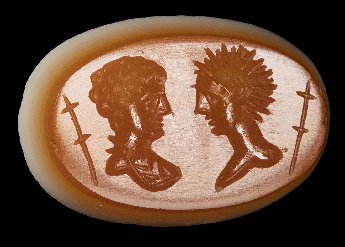 A LARGE ROMAN TWO LAYERED AGATE INTAGLIO. DOUBLE BUST PORTRAIT. (1 of 3)