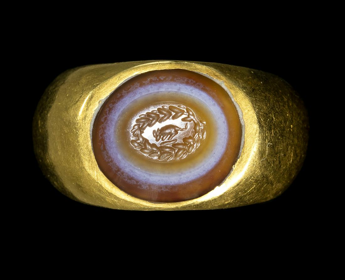 A ROMAN GOLD RING WITH AN AGATE INTAGLIO. EMBLEMA WITH A MOUSE. (1 of 3)