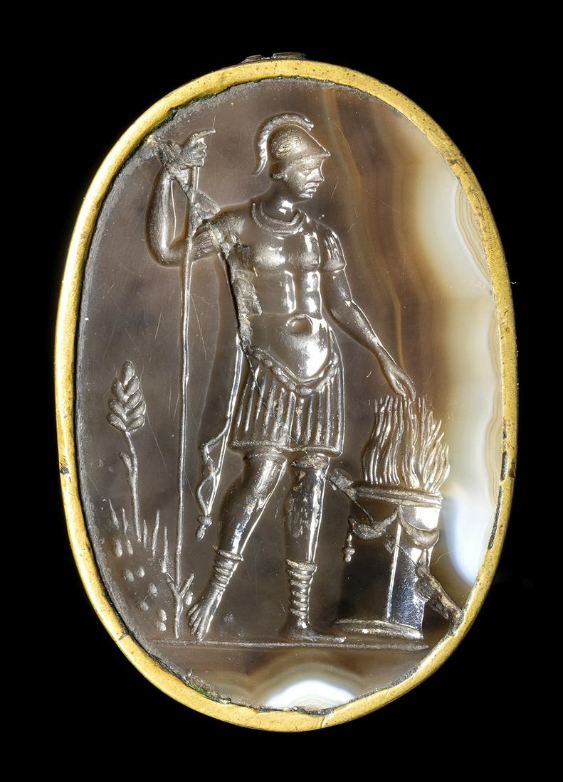 A LARGE LATE RENAISSANCE AGATE INTAGLIO SET IN A METAL FRAME. MUZIUS SCAEVOLA. (1 of 2)