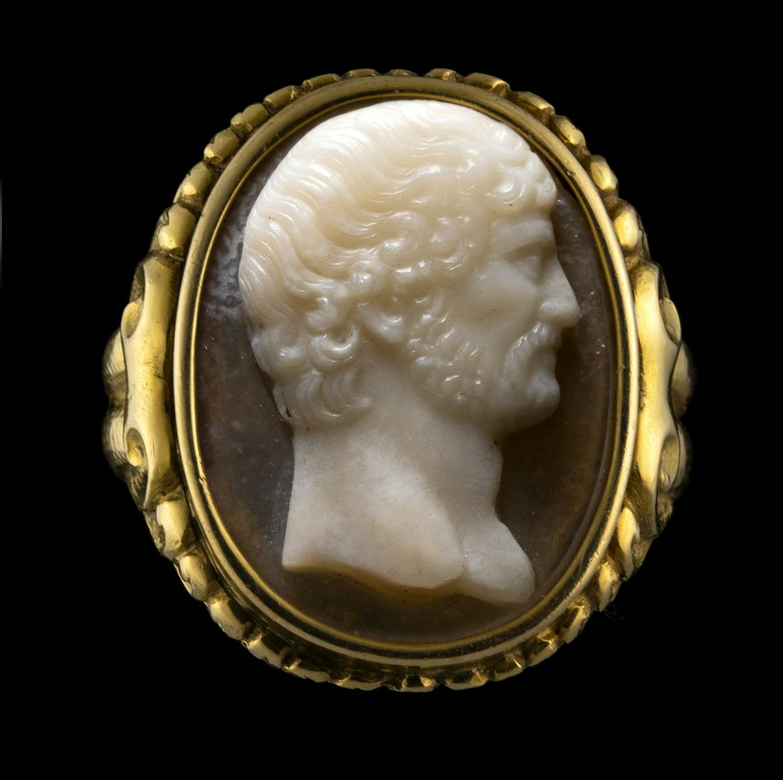 A POSTCLASSICAL AGATE CAMEO SET IN A GOLD RING. PORTRAIT OF THE EMPEROR HADRIAN. (1 of 1)