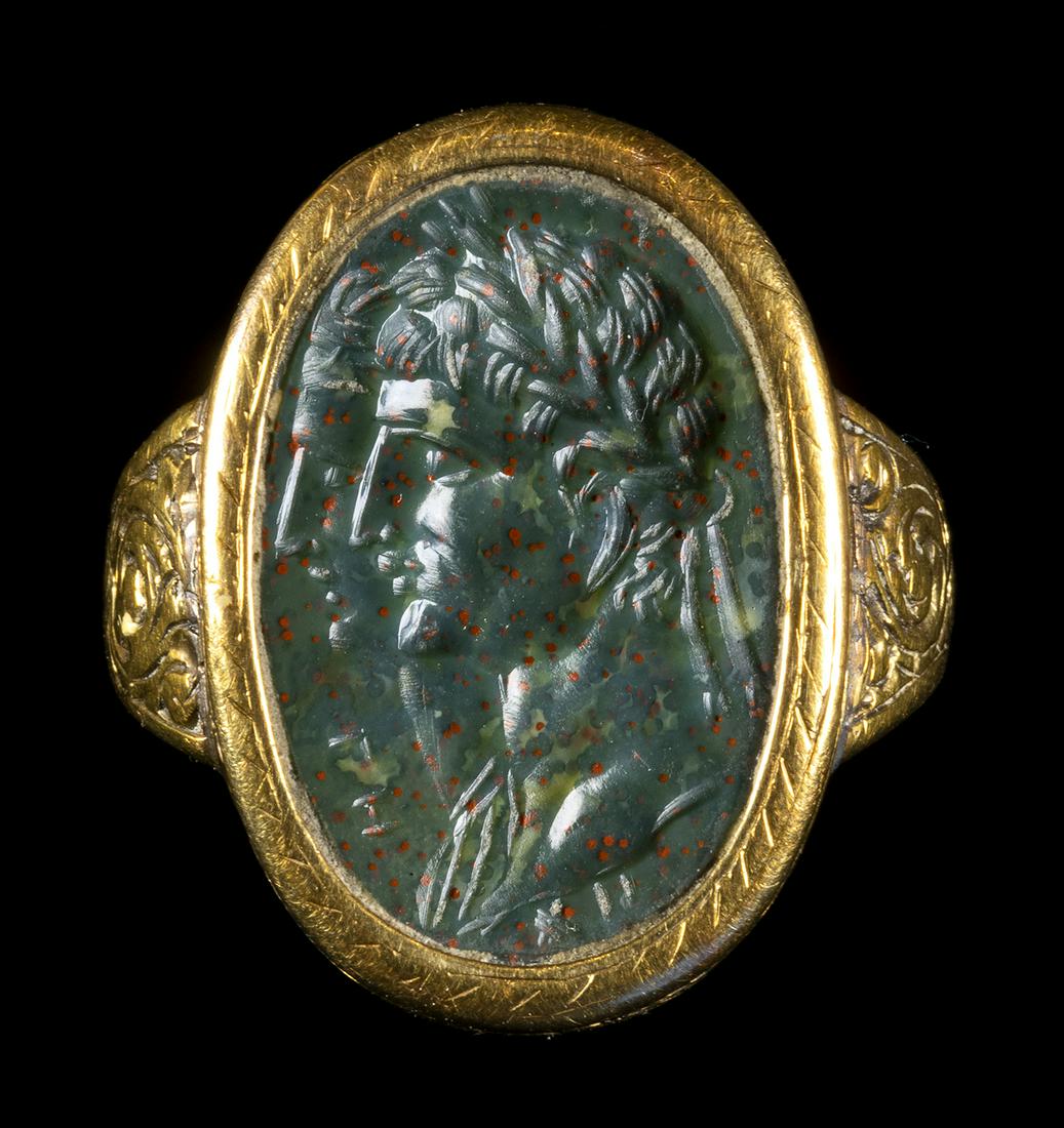 A LARGE SIGNED BLOODSTONE INTAGLIO SET IN A GOLD RING. CAPITA JUGATA PORTRAIT. (1 of 3)