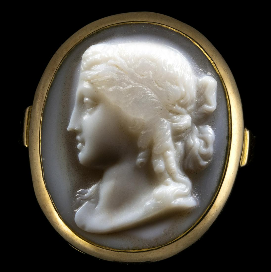 A NEOCLASSICAL SIGNED AGATE CAMEO SET IN A GOLD RING. BUST OF ARIADNE. (1 of 2)