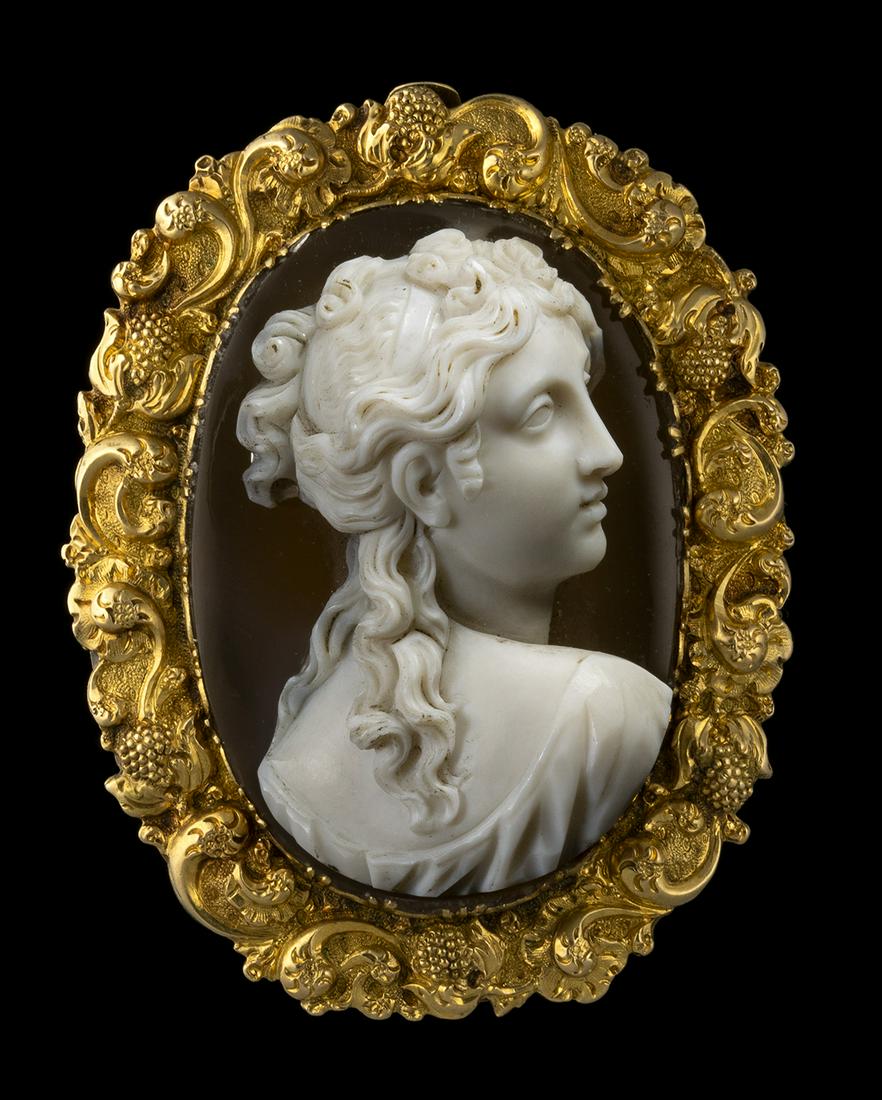 A FINE NEOCLASSICAL CAMEO SET IN A GOLD BROOCH. FEMALE BUST. (1 of 2)
