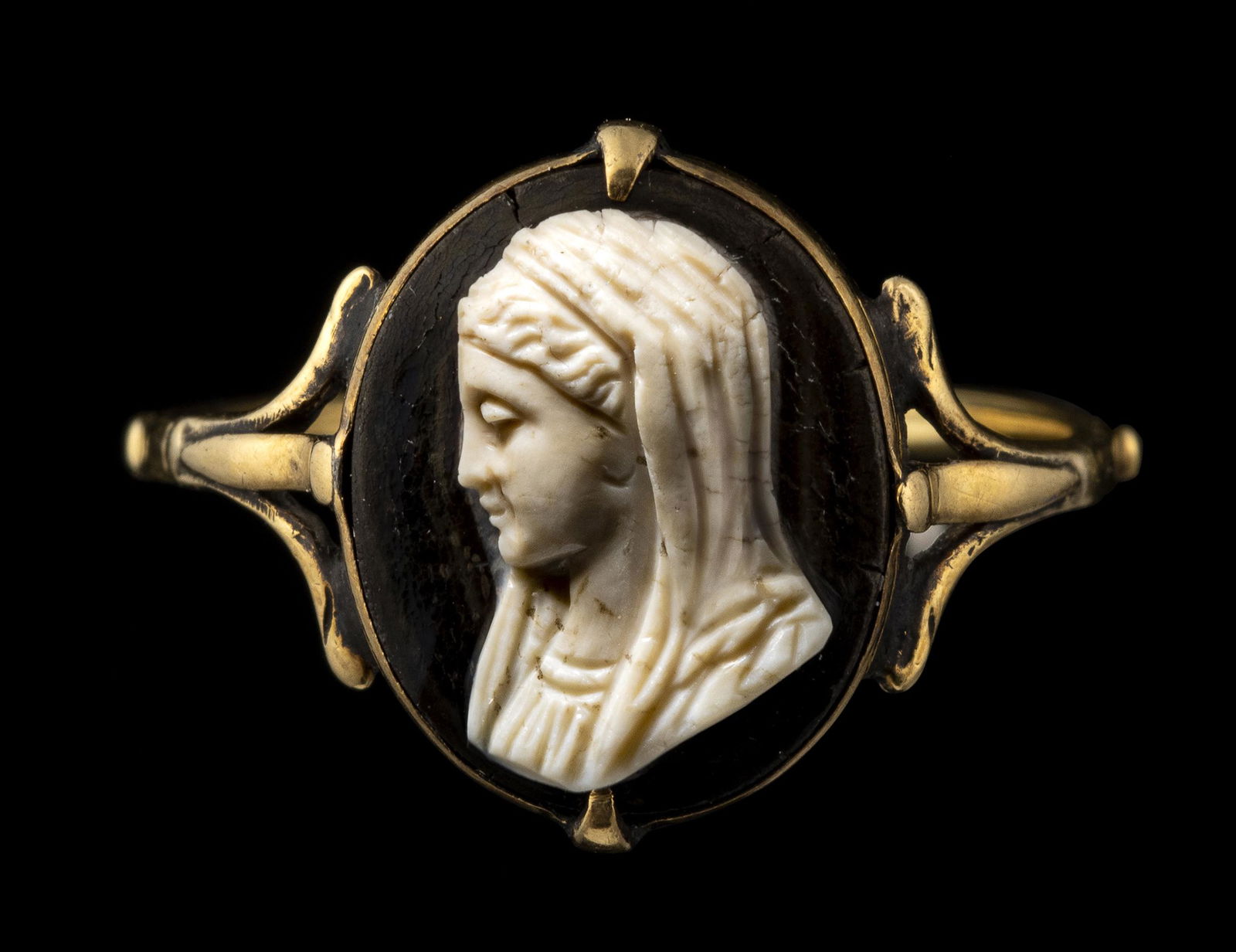 A VICTORIAN DEVOTIONAL GOLD RING SET WITH AN AGATE CAMEO. VEILED BUST OF THE VIRGIN MARY. (1 of 1)