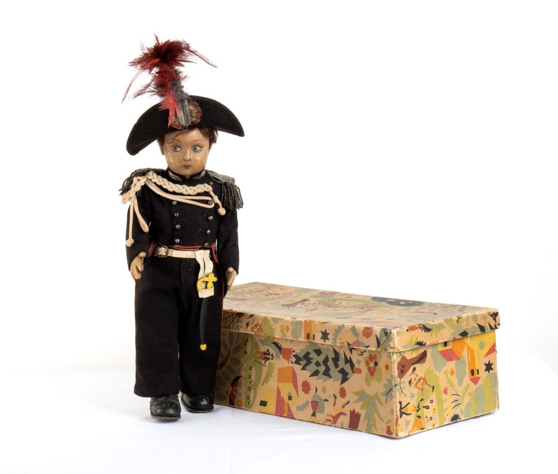 LENCI Royal Carabiniere character in full uniform: LENCI doll dressed as a Royal Carabiniere in Grand Historical Uniform, GUS, complete with all accessories, from the hat with red and blue plumage, to the briquet (dagger) worn on the side, to the cord