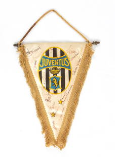 Football, Italy, JUVENTUS F.C. 1985 pennant with autographs: Juventus F.C. pennant from 1985 with handwritten signatures of the players, in black ink. The autographs of Platini, Scirea, Antonio Cabrini, Sergio Brio, Favero, Caricola, Tacconi, Bonini, Serena, Li