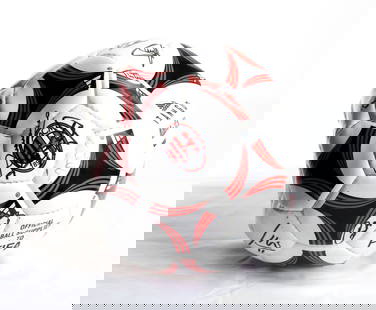 Football, Italy, AC MILAN autographed leather ball: AC MILAN ball with autographs of the players. In leather with hexagonal sections, Adidas Tango model, Official Ball Supplier to FIFA, size 5. The players' signatures are authentic, hand-written with b
