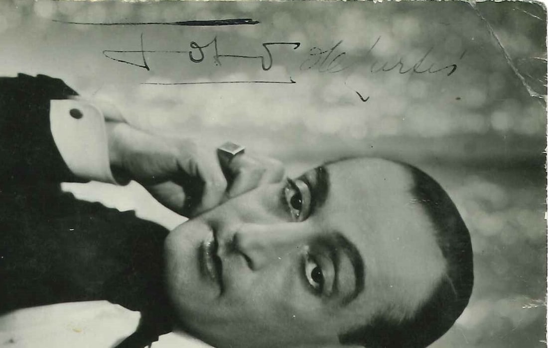Totò: Photo of Totò 1938 with almost unique autograph because with the unknown addition of the surname "De Curtis".Dimensions: 15cm x 10.5cmExcellent conditions