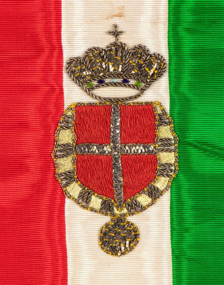 Podestà (Mayor) sash during the twenty-year fascist period: Podestà (mayor) sash of the twenty-year fascist period, 1927-1942, in silk and embroidery (fascist fasces with laurel fringes, Savoy coat of arms with crossed shield and Annunziata collar), compl
