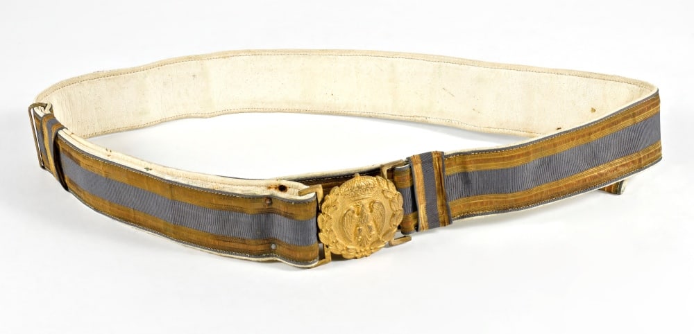 Royal Air Force Officer's Belt first half of the 20th century: High uniform belt in gold/grey brocade with gold buckle with embossed crowned eagle. In excellent condition.