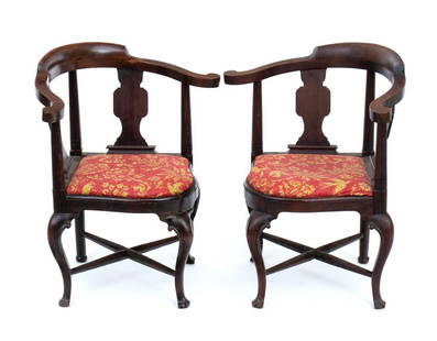 A pair of English Victorian corner chairs: Height x width x depth: 82 x 74 x 64 cm. Seat height: 45 cm.made of walnut, Queen Anne style, angular shape with curved back and base supported by four cabriolet legs with inner crosspiece.