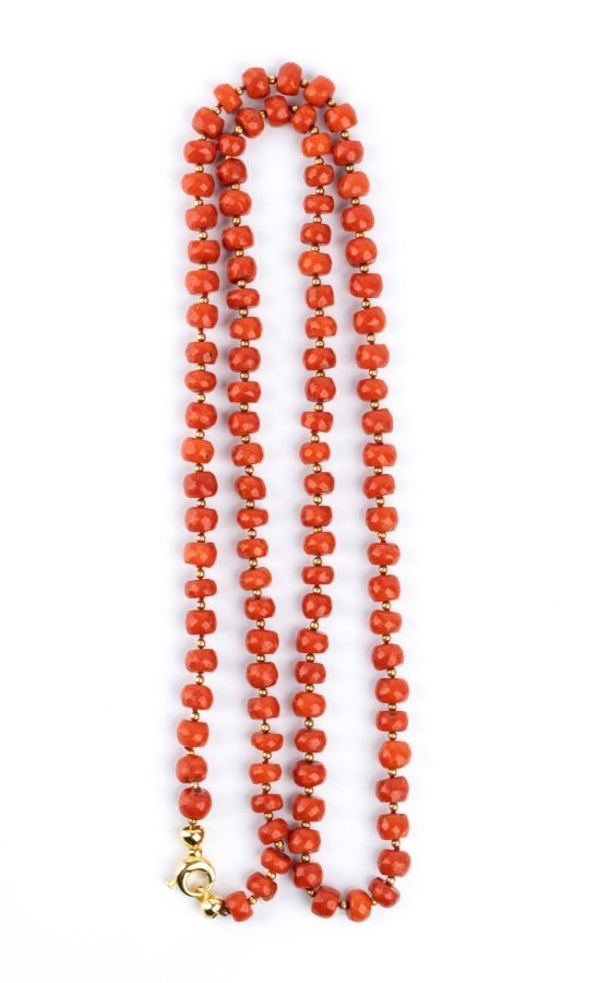 Mediterranean coral necklace: one strand of Mediterranean coral (Corallium ubrum) faceted beads, gilded silver spacers and clasp.Hallmarked: "925".Beads diameter: 8 - 8.5 mm. Ncklace length: 88 cm. Weight: 78.5 g. Item condition g
