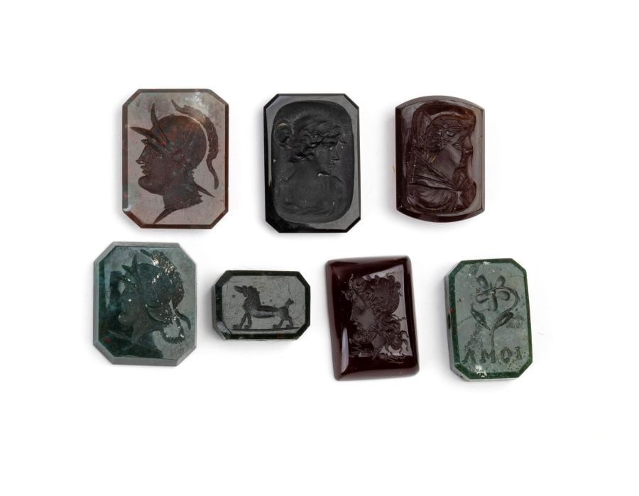 Set of 7 bloodstone and carnelian carving: Various subjects inspired by classical models.Dimensions: min. 10.8x7.8x3.7 mm. - max. 15.9x12.1x2,5 mm. Item condition grading: **** good.