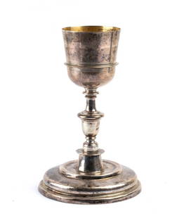Silver french calix: in silver made by embossing and chiselling, with a circular base, baluster stem and central knot, with an internally gilded cup, with a sober and essential line, characterised by a smooth surface and