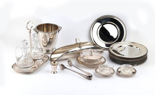 Ricci & C. S.p.A. Multiple silver lot: in silver composed of a bucket, 12 plates, a salt shaker, a pepper shaker, a cheese shaker, a breadstick holder, a toothpick holder and a vinegar shaker. All pieces have a dotted motif and are embelli