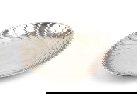 Multiple silver lot: in silver consisting of: two jars, a bottle holder, a basket, a sugar bowl and four trays. The bottle holder bears the hallmarks for silver 800/1000, hallmarked "800", "881 FI", "FATTO A MANO";the bas