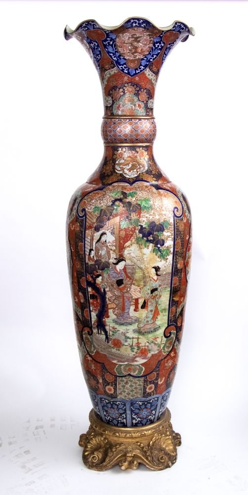 Japanese Imari porcelain vase 19th century: Japanese Imari porcelain vase - 19th centuryHeight x diameter: 171 x 50 cm.large size, decorated with floral motifs and scenes of everyday life in the garden.Item condition grading: *** fair.Evident r