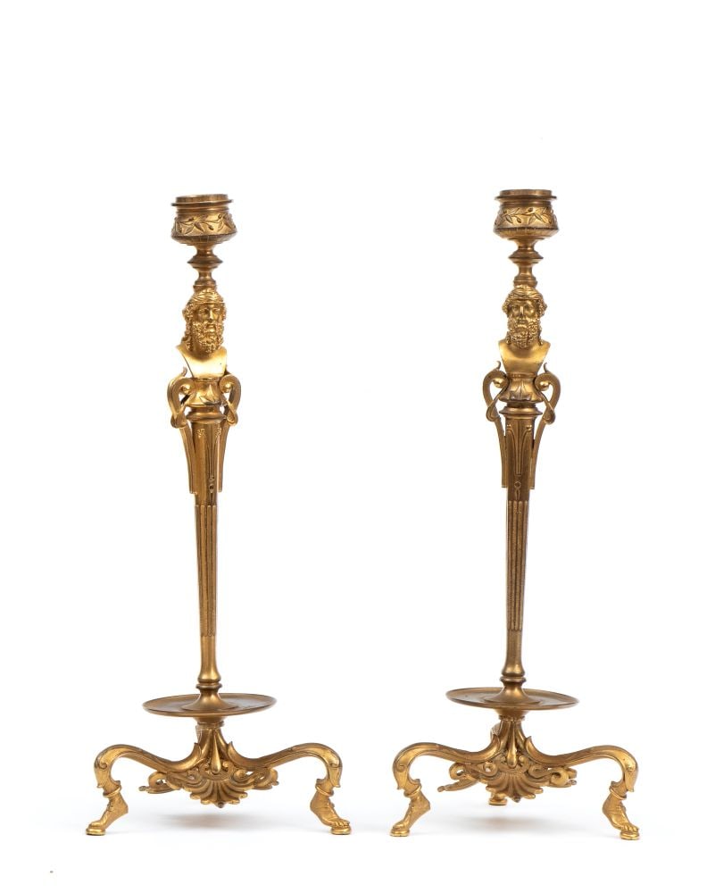 FERDINAND BARBEDIENNE (1810 - 1892) A pair of bronze candlesticks Paris, late 19th century: FERDINAND BARBEDIENNE(1810 - 1892) A pair of bronze candlesticks - Paris, late 19th centuryHeight x diameter: 34 x 15 cm.finely chiseled, tripod base with feet shaped like human feet wrapped in shoes.