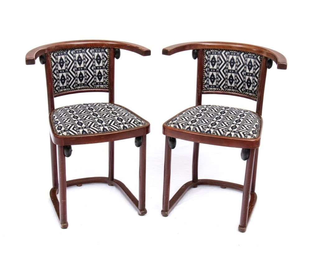 MICHAEL THONET (Boppard, 2 luglio 1796 - Vienna, 3 marzo 1871) Pair of chairs designed by: MICHAEL THONET(Boppard 2 luglio 1796 - Vienna 3 marzo 1871) Pair of chairs designed by Josef Hoffmann - Austria, 20th centuryHeight x width x depth: 75 x 56 x 42 cm. Seat height: 46 cm.in steam-bent b