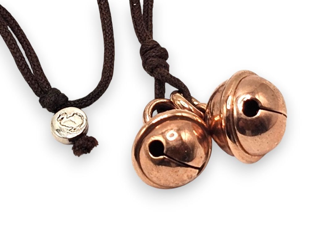 POMELLATO () Dodo Collection: necklace with pair of gold rattle pendants -: 9k rose gold, pair of pendants engraved with "non ti perdere" (don't lose yourself), suspended from a fabric cord.Weight: 7.7 g. Item condition grading: **** good.The lot is in a good state of preserv