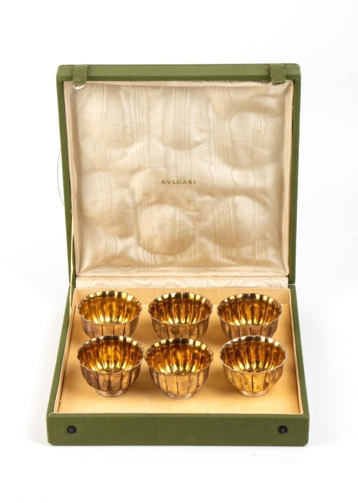 BULGARI () Lot of 6 small sterling silver bowls with original box - Italy, 20th century: with an elegant design featuring vertical ribbing (baccellatura). The set comes in its original presentation box, covered in green fabric with a padded silk interior bearing the ‘BVLGARI’ logo.Ste