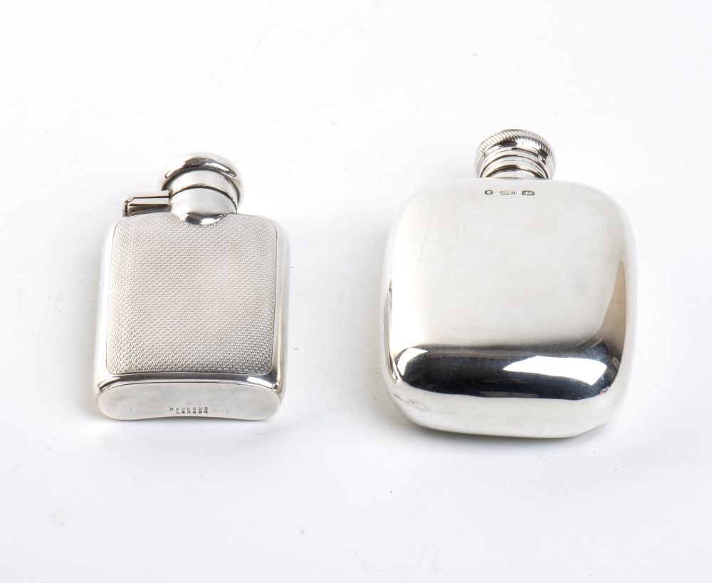 Lot of 2 English sterling silver flasks - late 19th early 20th century: 1 - Rectangular flask with finely knurled surface. Chester 1913-1914, silversmith Harrods Stores Ltd;2 - Rectangular flask with rounded corners and a completely smooth, polished surface. The shape is