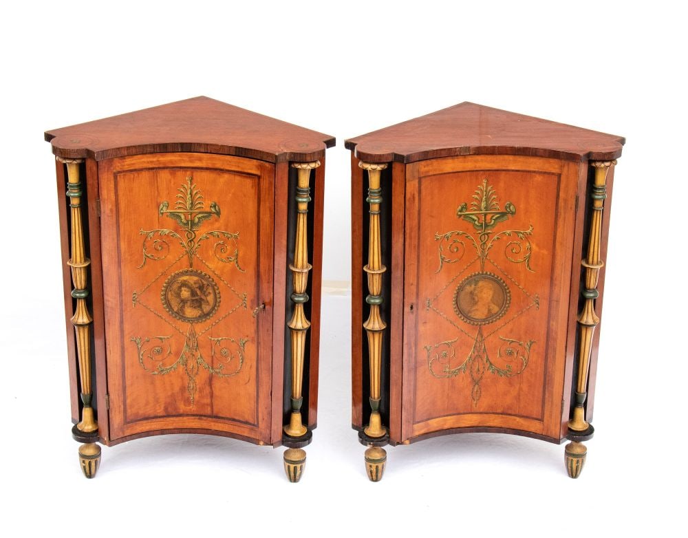 Pair of English corner cabinets painted in the style of the Adams brothers - 19th century: Pair of English corner cabinets painted in the style of the Adams brothers - 19th centuryHeight x width x depth: 93 x 70 x 53 cm.satinwood veneer with hand-painted polychrome wood decorations. The mou
