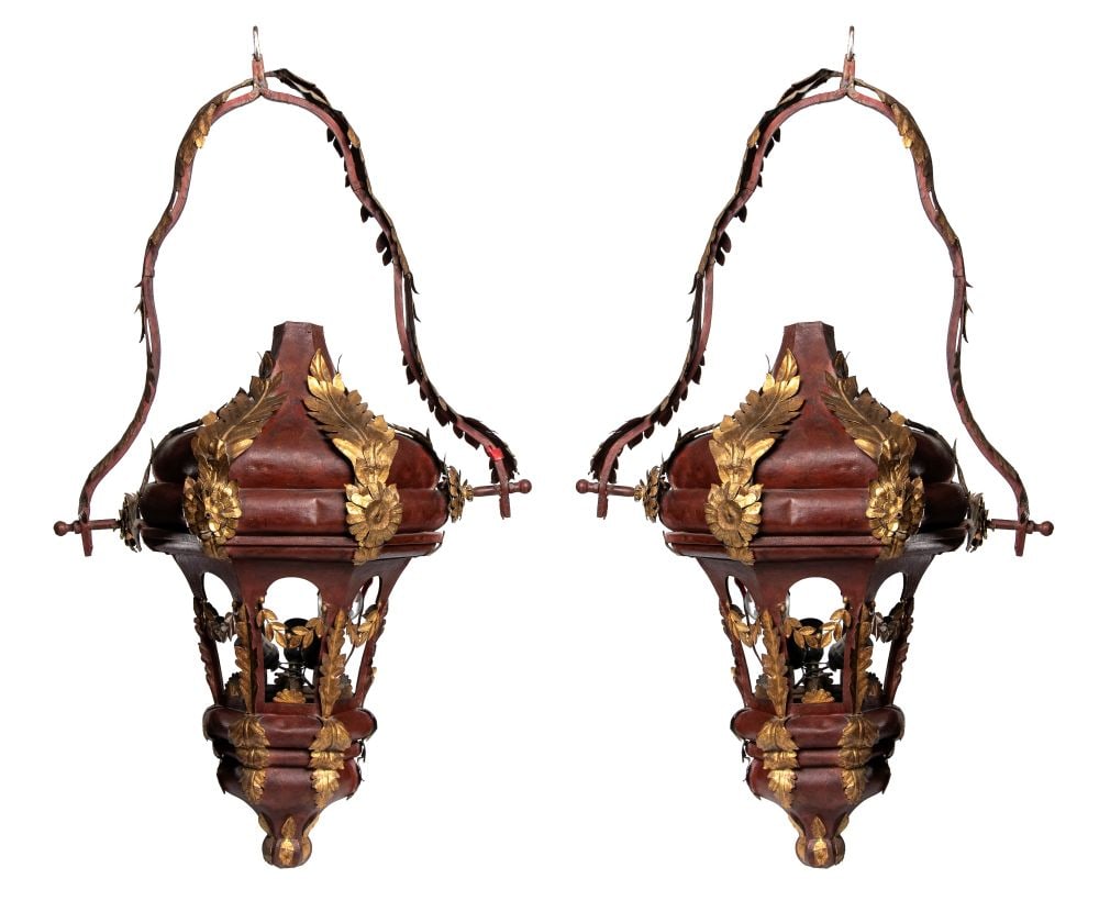 Pair of Neo-Renaissance-style lanterns - Venice, 19th century: Pair of Neo-Renaissance-style lanterns - Venice, 19th centuryHeight x width x depth: 110 x 66 x 50 cmlantern-shaped wall sconces made of red-colored, shaped, and decorated metal, featuring rich orname