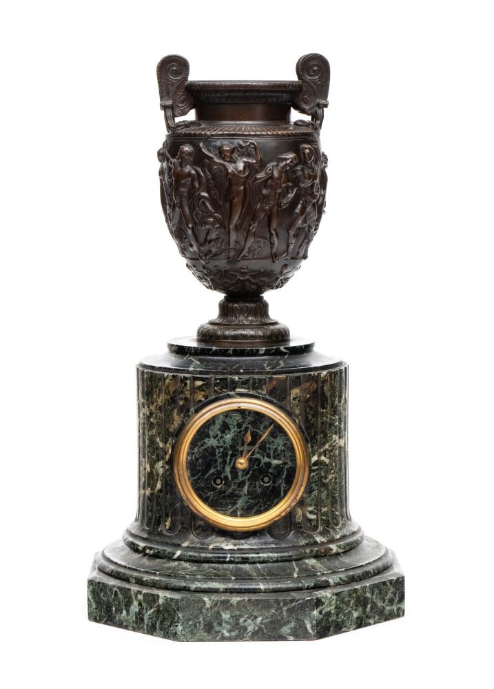 FERDINAND BARBEDIENNE (1810 - 1892) Bronze and marble clock - 19th century: FERDINAND BARBEDIENNE(1810 - 1892) Bronze and marble clock - 19th centuryHeight x diameter: 46 x 26 cm.neoclassical mantel clock with green marble body, embellished with a patinated bronze case in the