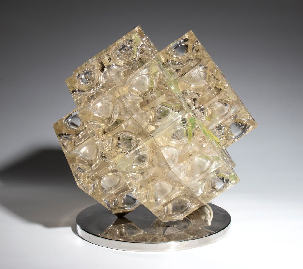 ALBANO POLI (1935 - 2024) Eclisse table lamp - Italy, 1968: ALBANO POLI(1935 - 2024) Eclisse table lamp - Italy, 1968Altezza x diametro: 40 x 40 cmConsisting of 24 raw glass cubes with a hemispherical recess and a chrome-plated steel base.Manufactured by Polia
