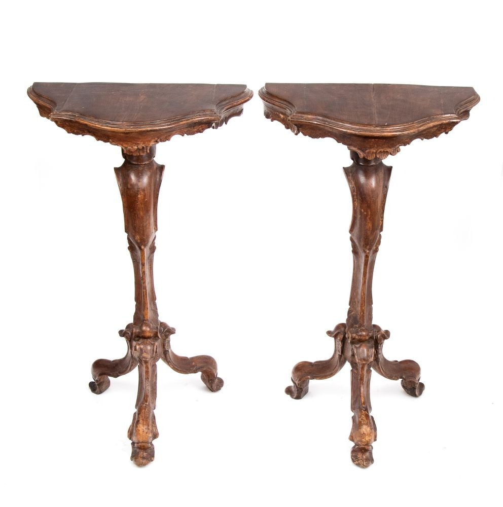 Pair of carved wooden wall-mounted side tables in the Louis XV style - Venice, 18th century: Pair of carved wooden wall-mounted side tables in the Louis XV style - Venice, 18th centuryHeight x width x depth: 89 x 55 x 43 cmcharacterized by a crescent-shaped top with a scalloped edge and a bas
