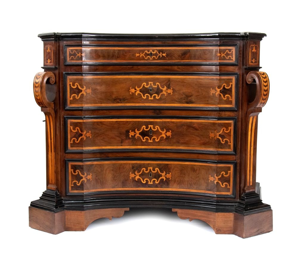 Italian Luis XIV Canterano - Lombardy, 18th century: Italian Luis XIV Canterano - Lombardy, 18th centuryHeight x width x depth: 129 x 160 x 78 cm.walnut chest of drawers with moved front with three drawers, richly inlaid with phytomorphic motifs and car