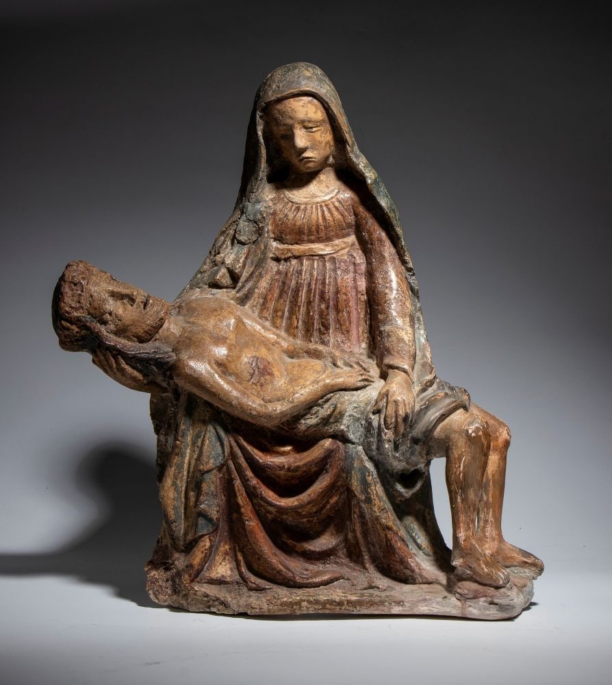 Polychrome stucco sculpture depicting the Pietà - Central Italy, 15th century: Polychrome stucco sculpture depicting the Pietà - Central Italy, 15th centuryHeight x width x depth: 54 x 48 x 16 cmThe composition exhibits characteristics typical of late medieval art, featuring a