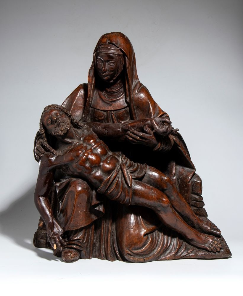 Sculpture depicting the Pietà - Lombardy, 16th century: Sculpture depicting the Pietà - Lombardy, 16th centuryHeight x width x depth: 67 x 62 x 23 cmMade of walnut wood, originating from Lombardy and dating to the 16th century, depicting the theme of the
