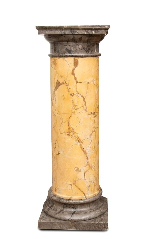 Italian marble column - Early 19th century: Italian marble column - Early 19th centuryHeight x width x depth: 127 x 43 x 43 cm.from the first decade of the 19th century, with a cylindrical shaft in Siena yellow marble with a base and top in Car