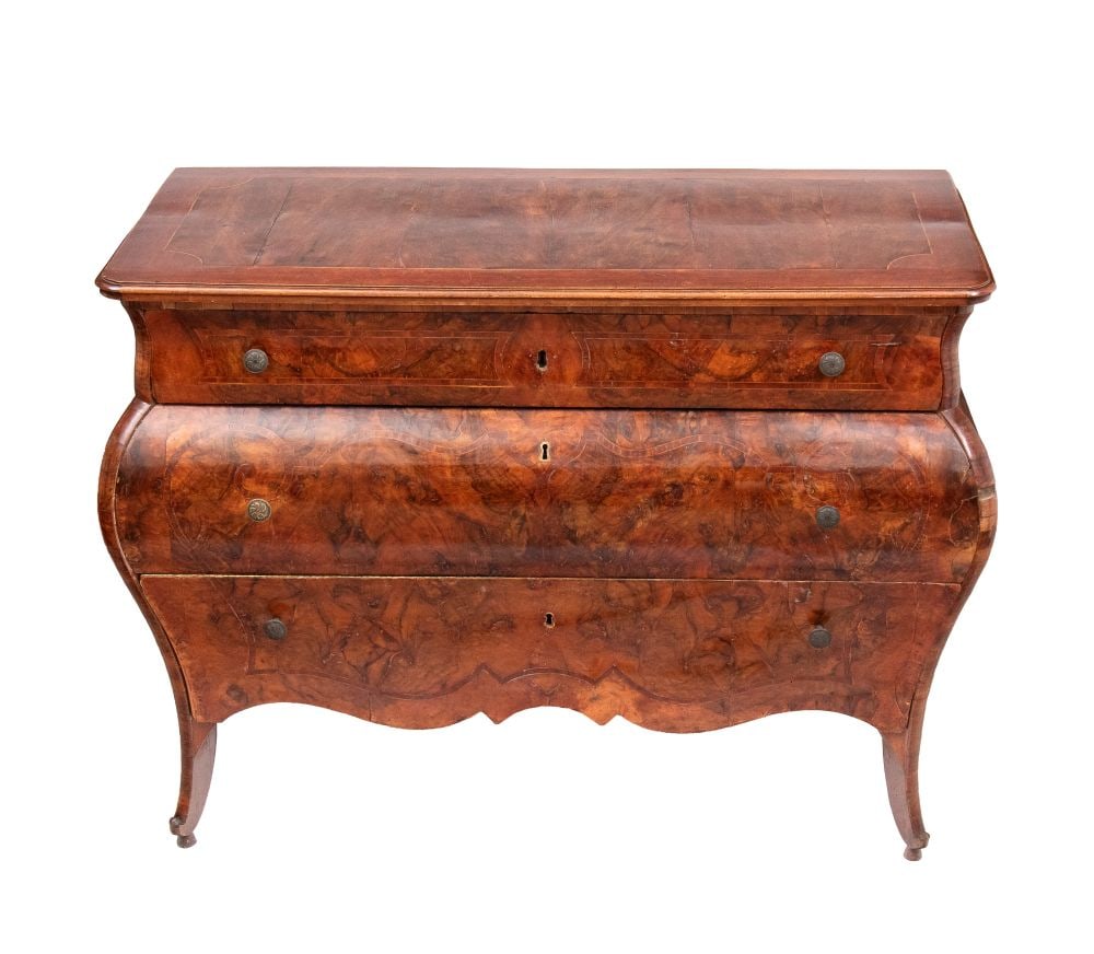 Barocchetto chest of drawers made of walnut burl - Lombardy-Veneto region, 18th century: Barocchetto chest of drawers made of walnut burl - Lombardy-Veneto region, 18th centuryHeight x width x depth: 91 x 120 x 61 cmfeatures a Baroque-style curved front, with a walnut burl veneer arranged