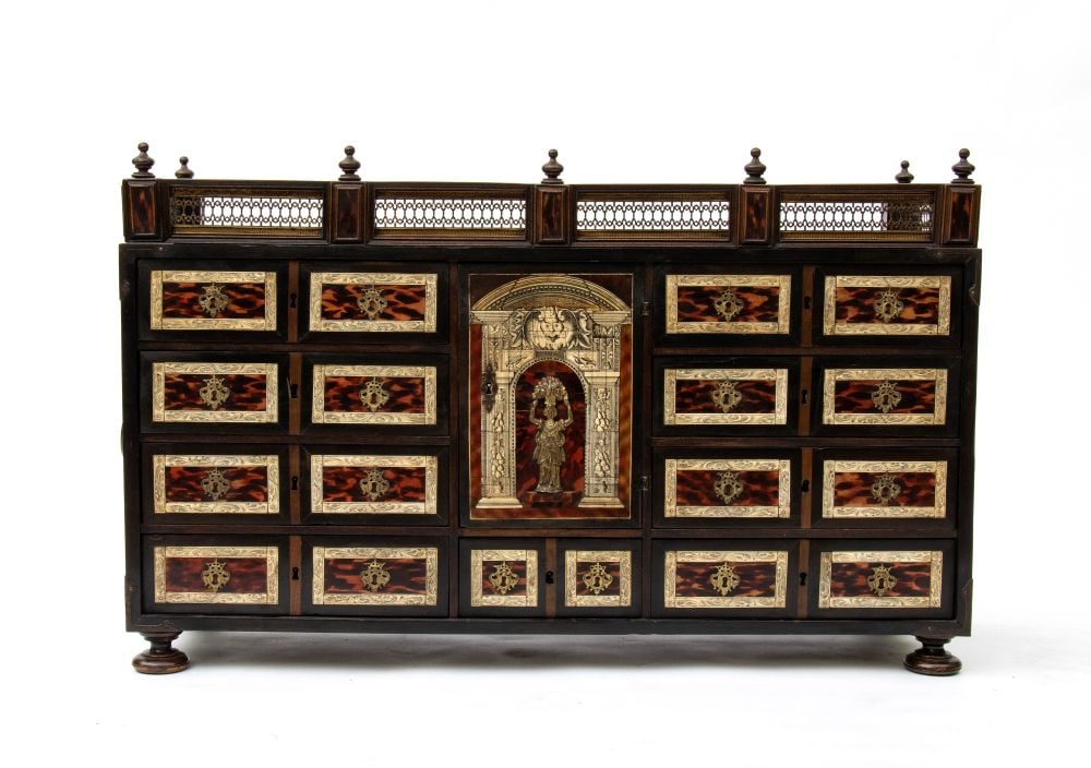 Ebonized wood and tortoiseshell coin cabinet Louis XVI - Northern Italy, 18th century: Ebonized wood and tortoiseshell coin cabinet Louis XVI - Northern Italy, 18th centuryHeight x width x depth: 66 x 105 x 32 cmwith ebonised wood structure, embellished with hawksbill sea turtle (Eretmo