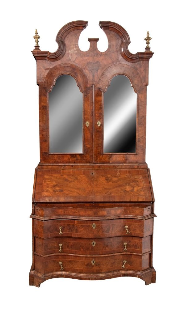 Trumeau in walnut burl - Venetian region, second half of the 18th century: Trumeau in walnut burl - Venetian region, second half of the 18th centuryHeight x width x depth: 249 x 122 x 95 cmlower section with a scalloped front, featuring three drawers and a pull-out shelf, to