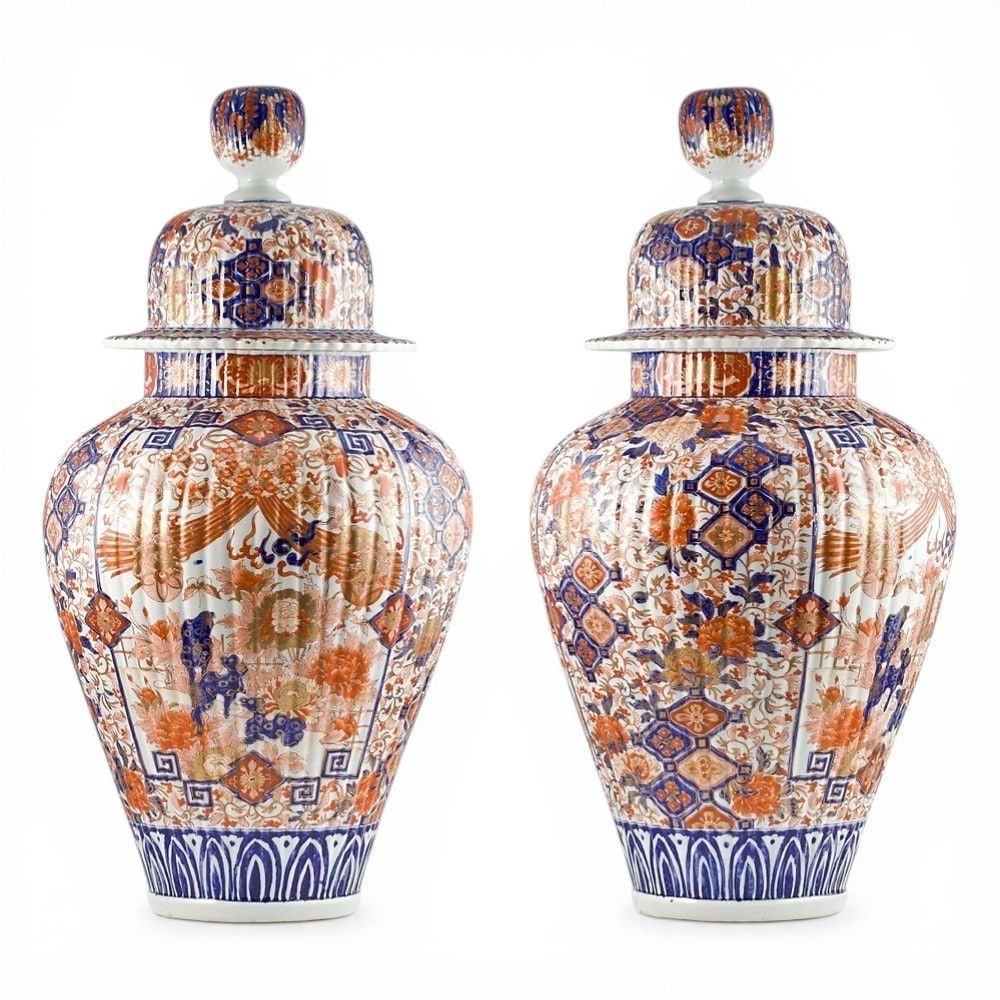 Pair of Imari vases - Japan, 19th century, late Edo or Meiji period: Pair of Imari vases - Japan, 19th century, late Edo or Meiji periodHeight x diameter: 78 x 40 cmMade of glazed porcelain, these vessels feature a rounded shape with a domed lid topped by a bulbous kno