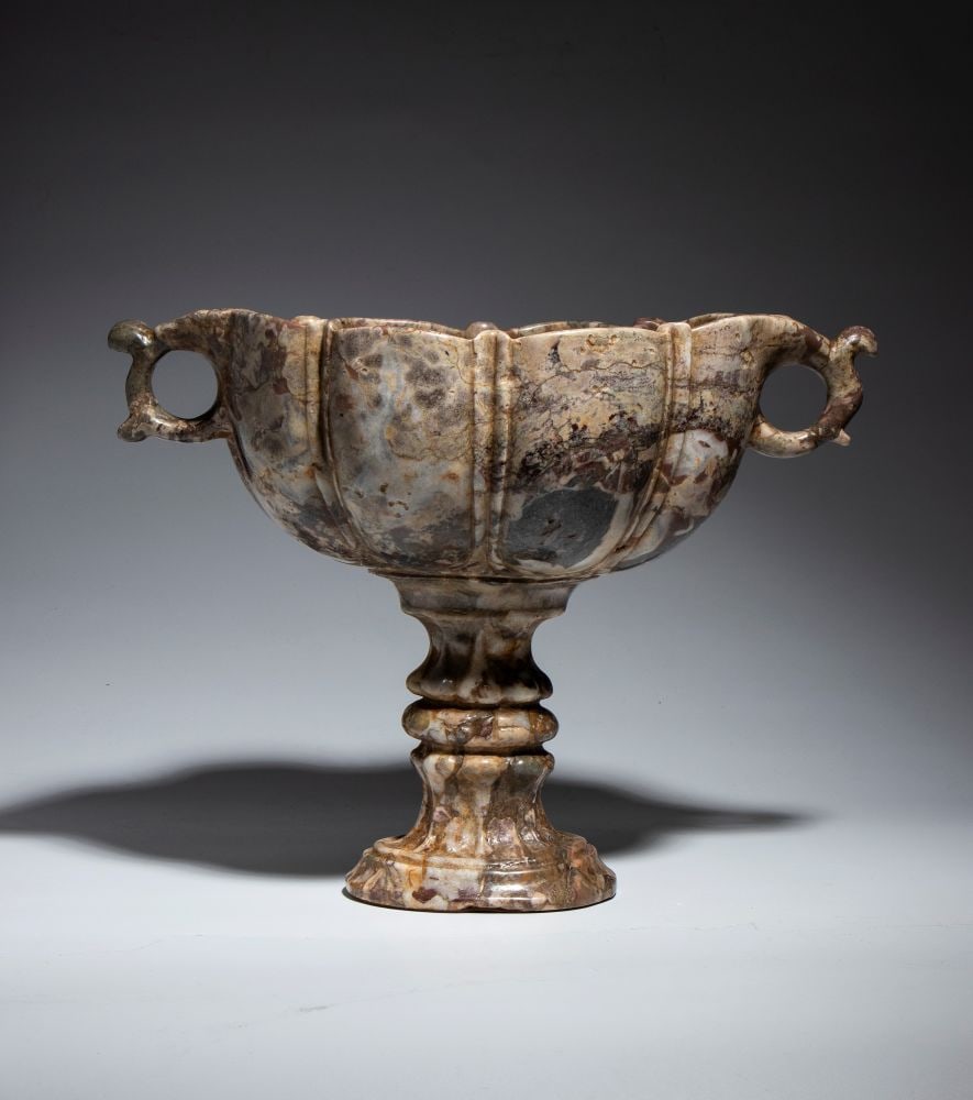 A marble cup from the Medici workshop - Tuscany, late 16th – early 17th century: A marble cup from the Medici workshop - Tuscany, late 16th – early 17th centuryHeight x width x depth: 32 x 42 x 24 cmAn example of craftsmanship from the flourishing Grand Ducal production in Tusca