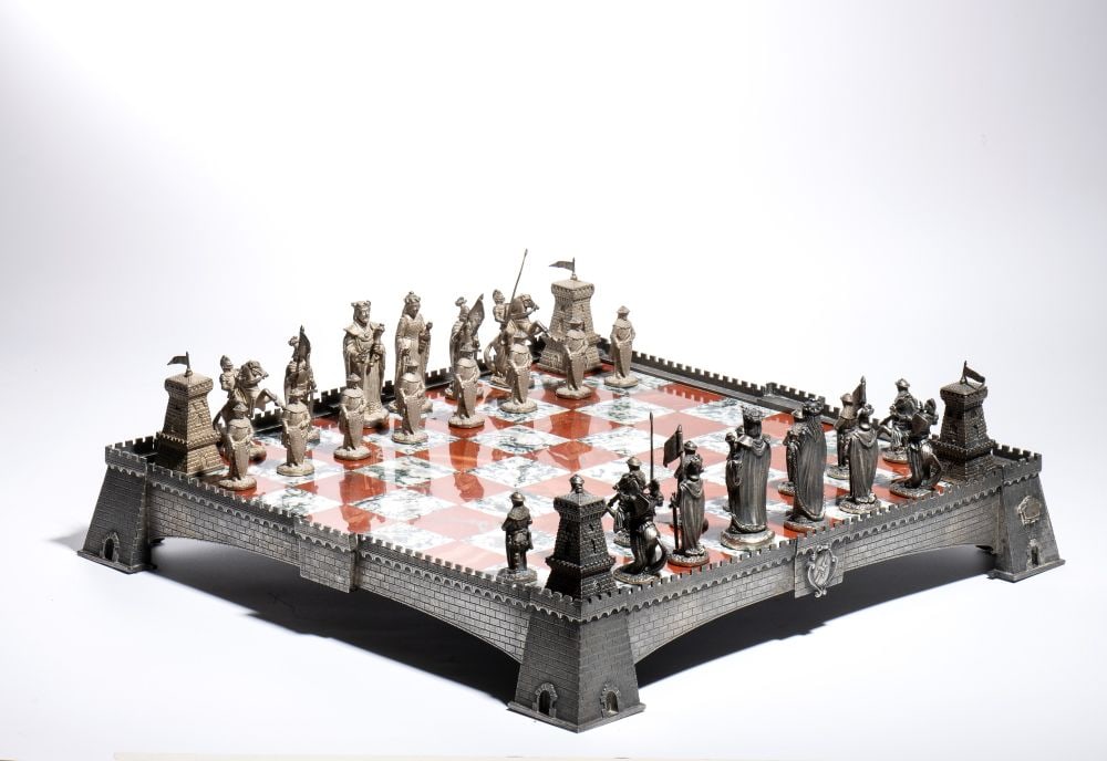 ‘Marostica’ chessboard in sterling silver, jasper and moss agate - 1990s: ‘Marostica’ chessboard in sterling silver, jasper and moss agate - 1990sThe chessboard is inspired by the Partita a Scacchi di Marostica, a biennial historical reenactment held in the Piazza degli