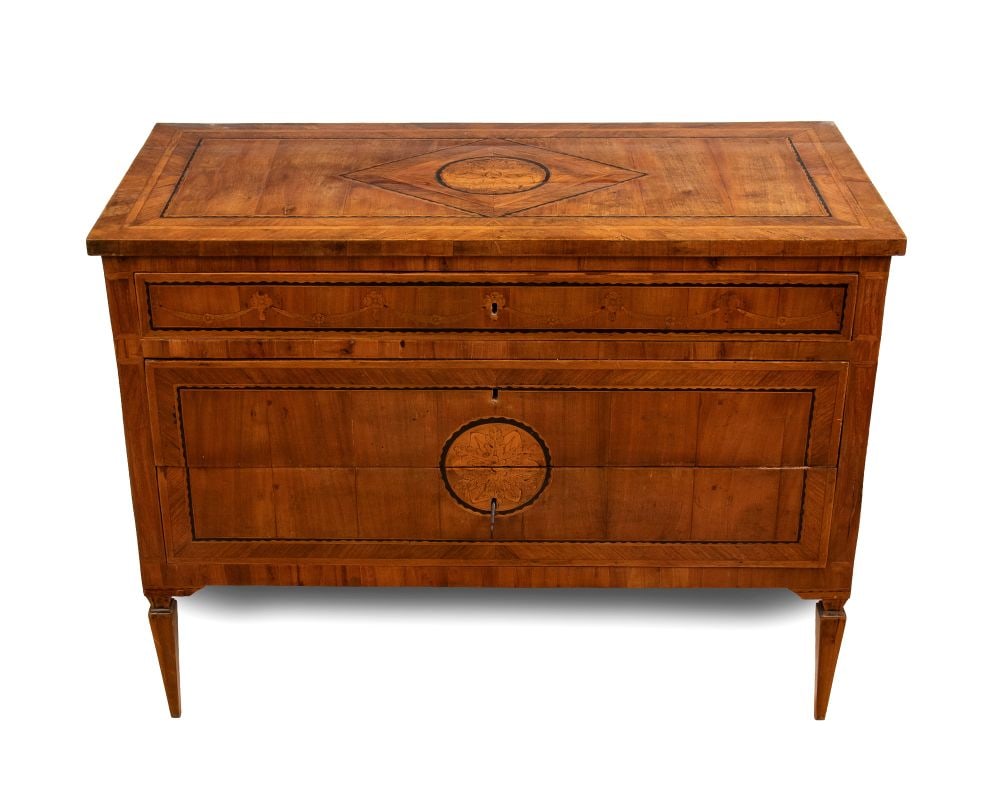 Louis XVI-style inlaid Lombard chest of drawers - 18th century: Louis XVI-style inlaid Lombard chest of drawers - 18th centuryHeight x width x depth: 85 x 113 x 53 cmmade of walnut with geometric inlays of fruitwood. The top panel is decorated with a diamond patte