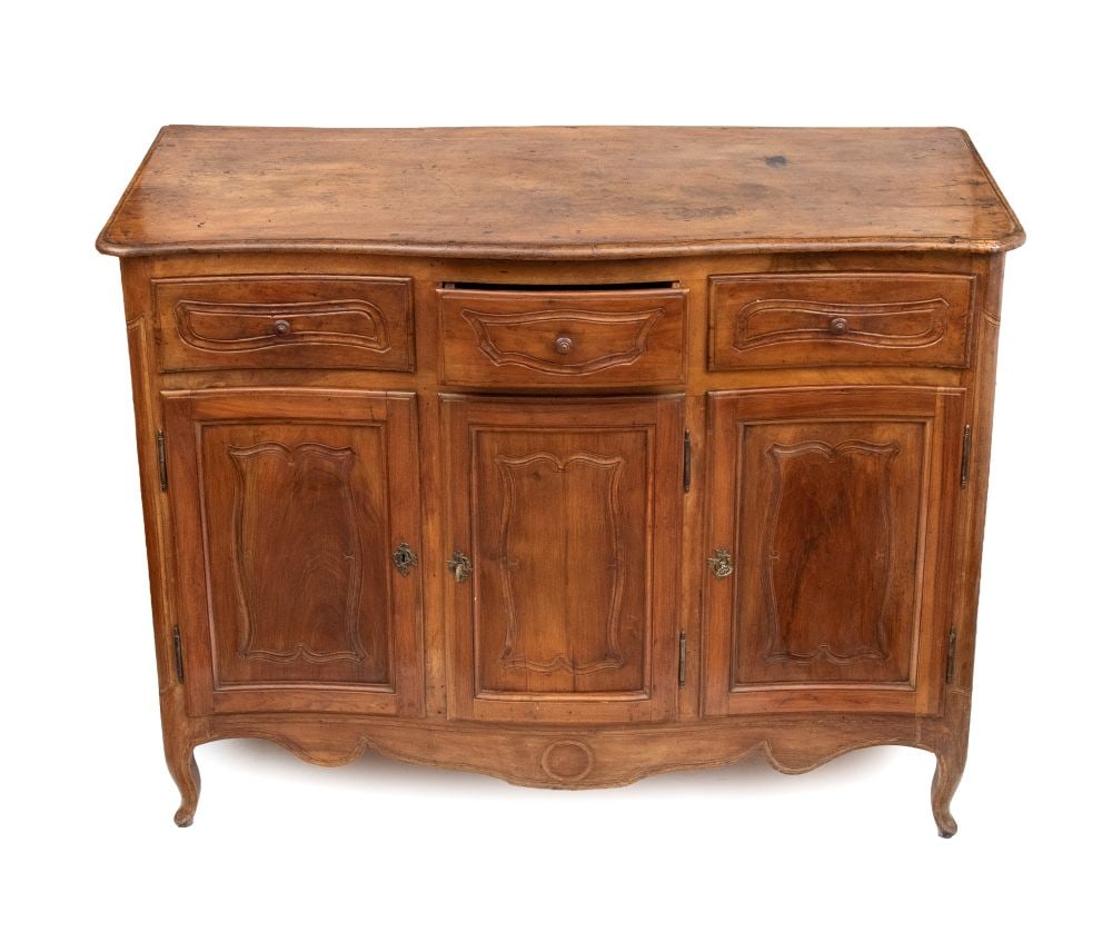 Provençal sideboard in walnut - France, 19th century: Provençal sideboard in walnut - France, 19th centuryHeight x width x depth: 99 x 130 x 58 cm three-door cabinet with a curved top, featuring delicate carvings on the fronts of the drawers and doors.I