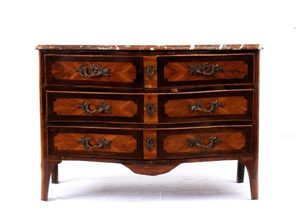 France Louis XV inlaid chest of drawers - 18th century: France Louis XV inlaid chest of drawers - 18th centuryHeight x width x depth: 87 x 121 x 61 cm.purple ebony (Dalbergia cearensis) and rosewood (Dalbergia spp) paneled with French red marble top (rouge