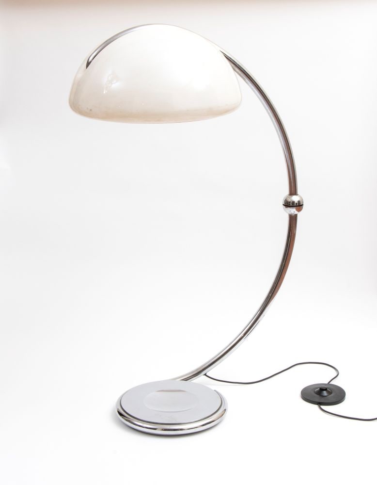 Elio Martinelli (Lucca 1921 - Lucca 2004) Serpente Floor Lamp - Italy, ca. 1965: Elio Martinelli(Lucca 1921 - Lucca 2004) Serpente Floor Lamp - Italy, ca. 1965Height x width x depth: 120 x 75 x 55 cmDiffused light, swivel arm, white opal methacrylate diffuser. Arm and base in pain